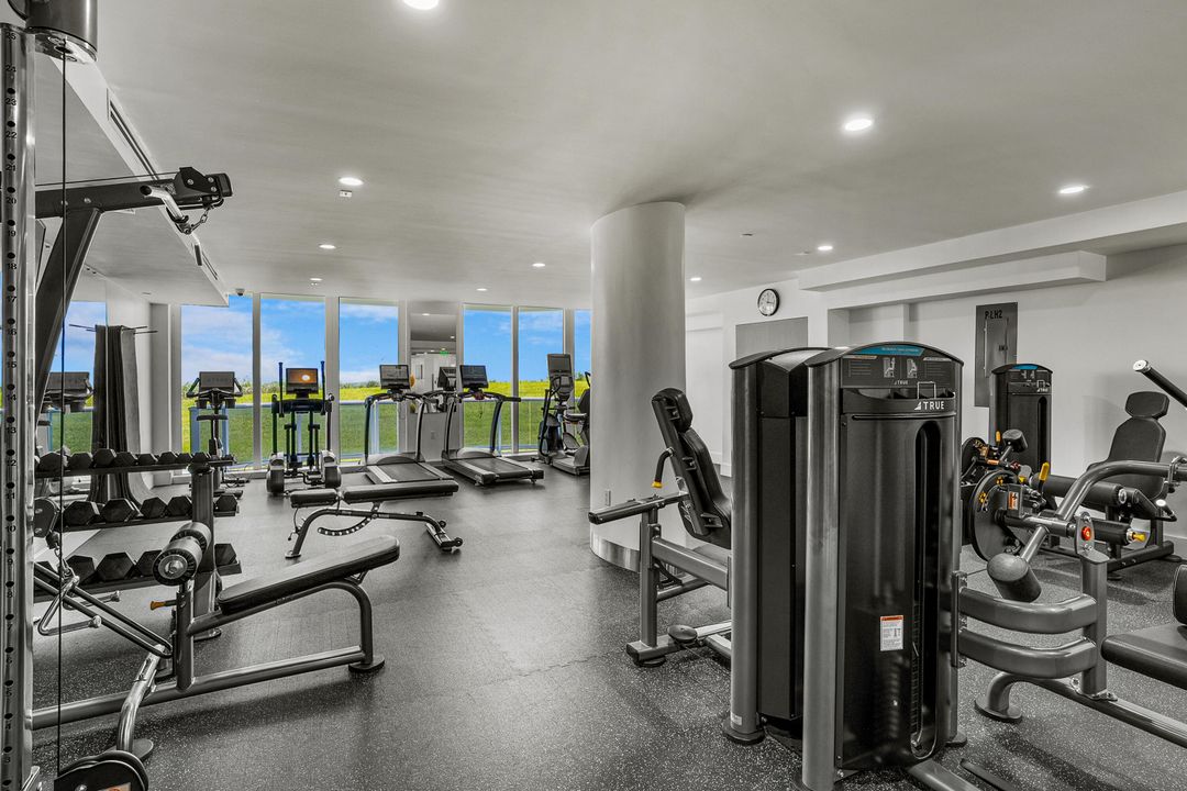 合同活跃: $3,650,000 (3 贝兹, 3 浴室, 2296 平方英尺)