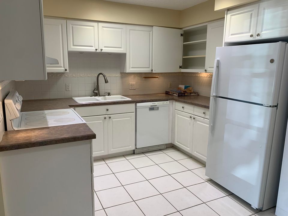 Под контрактом: $2,000 (2 спален, 1 ванн, 800 Квадратных фут)