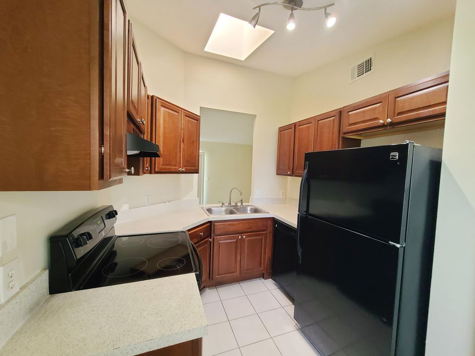 Под контрактом: $339,900 (3 спален, 2 ванн, 1032 Квадратных фут)