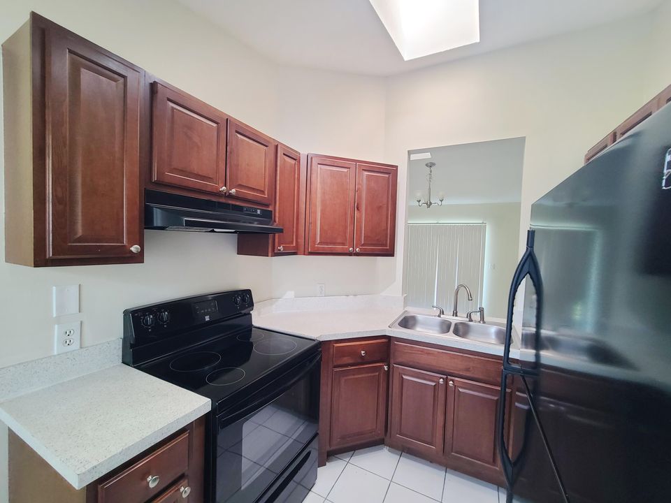 Под контрактом: $339,900 (3 спален, 2 ванн, 1032 Квадратных фут)