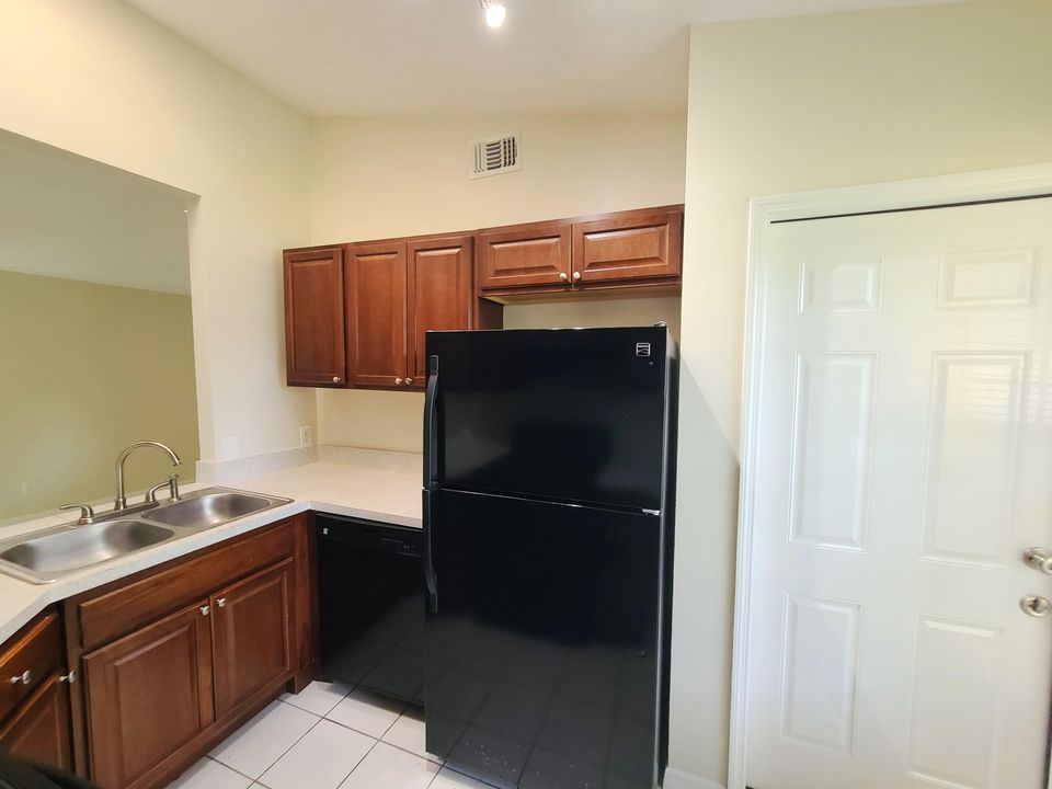 Под контрактом: $339,900 (3 спален, 2 ванн, 1032 Квадратных фут)