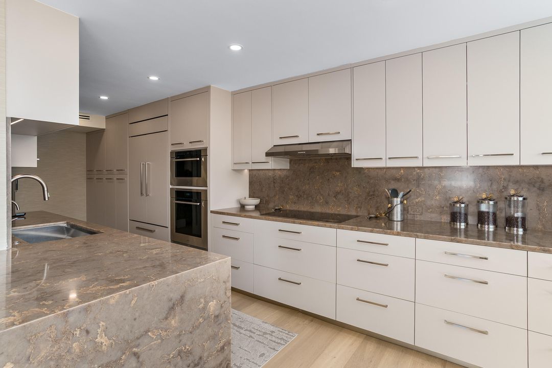 合同活跃: $3,650,000 (3 贝兹, 3 浴室, 2296 平方英尺)