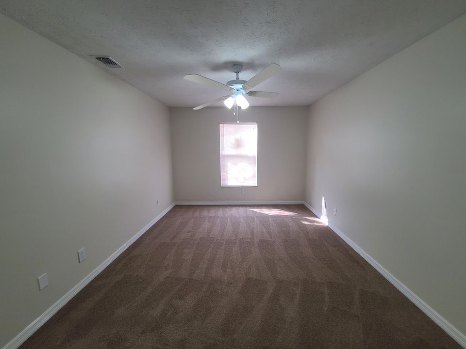 Под контрактом: $339,900 (3 спален, 2 ванн, 1032 Квадратных фут)