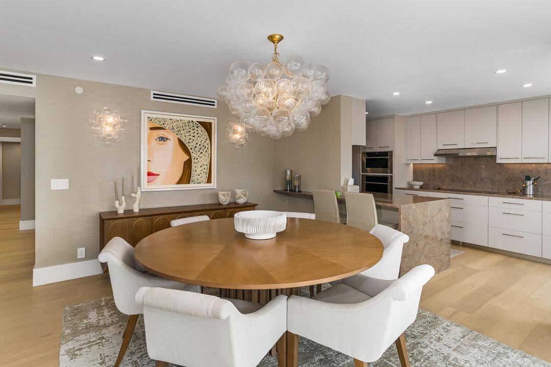 合同活跃: $3,650,000 (3 贝兹, 3 浴室, 2296 平方英尺)