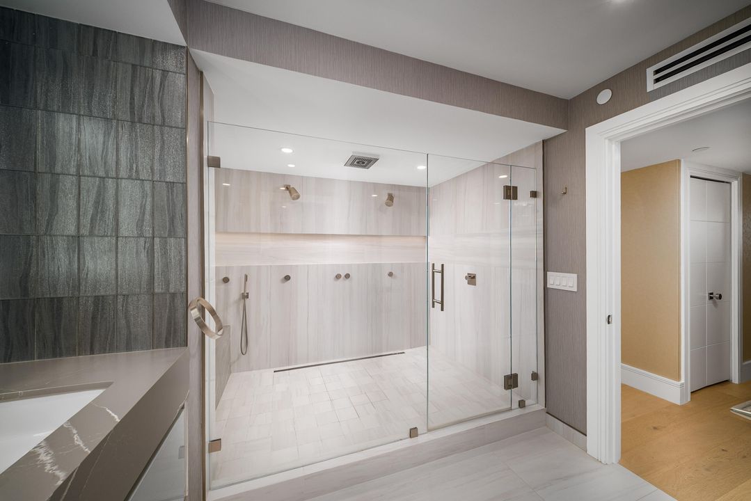 合同活跃: $3,650,000 (3 贝兹, 3 浴室, 2296 平方英尺)