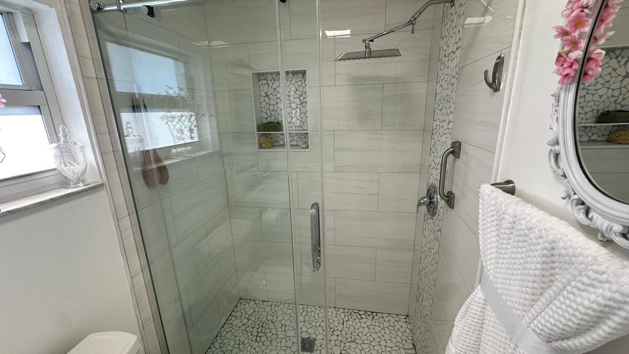 合同活跃: $3,600 (2 贝兹, 2 浴室, 1211 平方英尺)