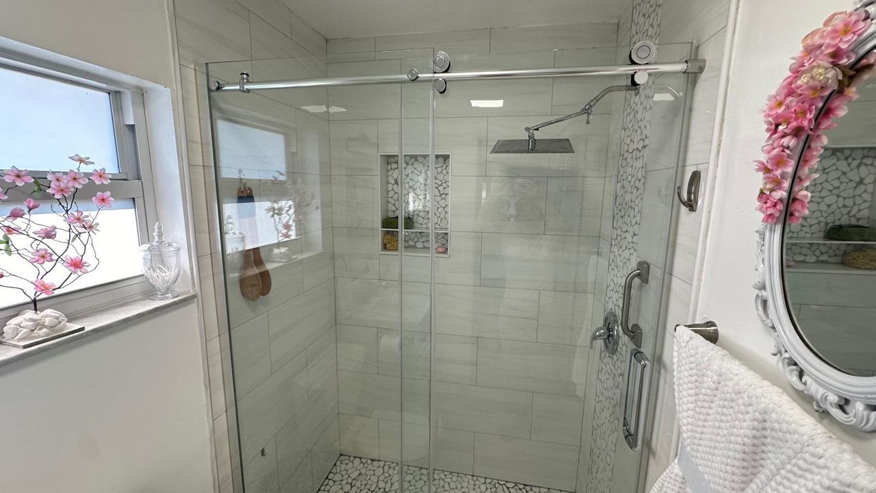 合同活跃: $3,600 (2 贝兹, 2 浴室, 1211 平方英尺)