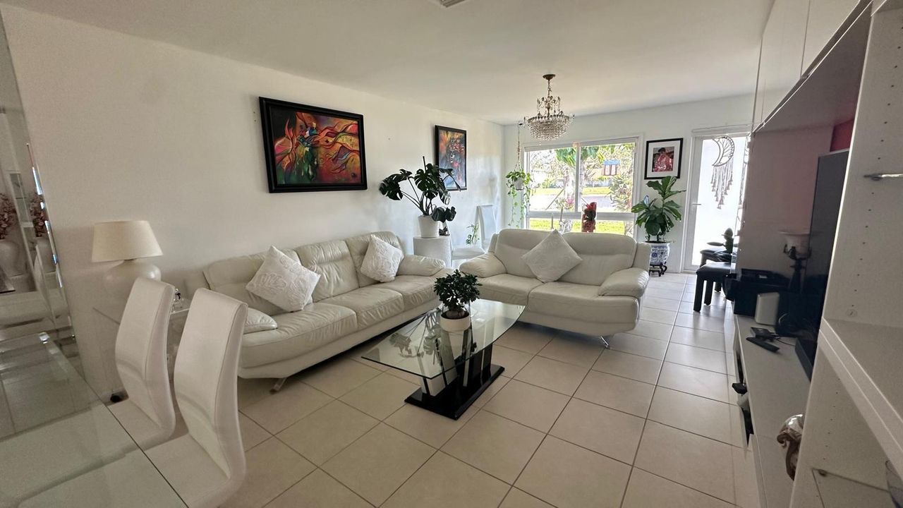 合同活跃: $3,600 (2 贝兹, 2 浴室, 1211 平方英尺)