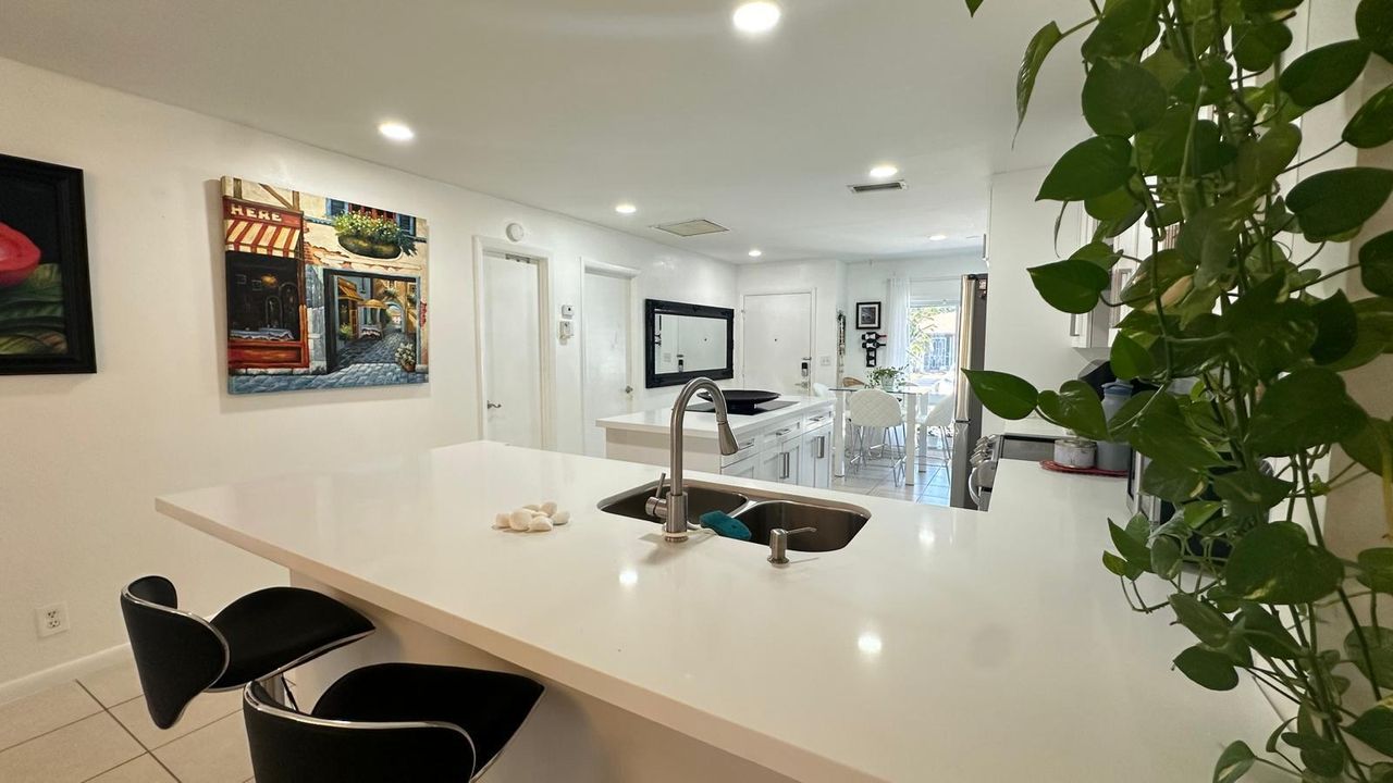 合同活跃: $3,600 (2 贝兹, 2 浴室, 1211 平方英尺)