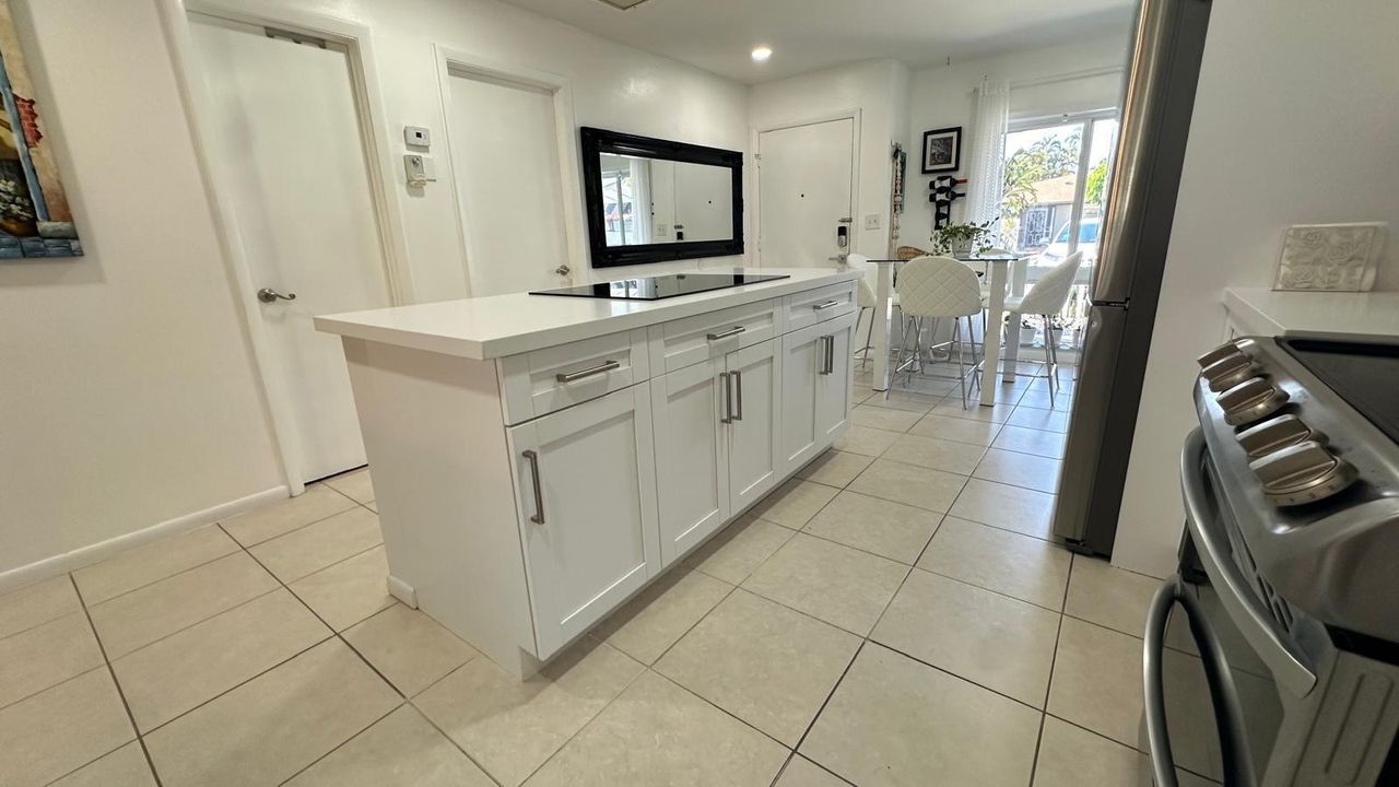 合同活跃: $3,600 (2 贝兹, 2 浴室, 1211 平方英尺)