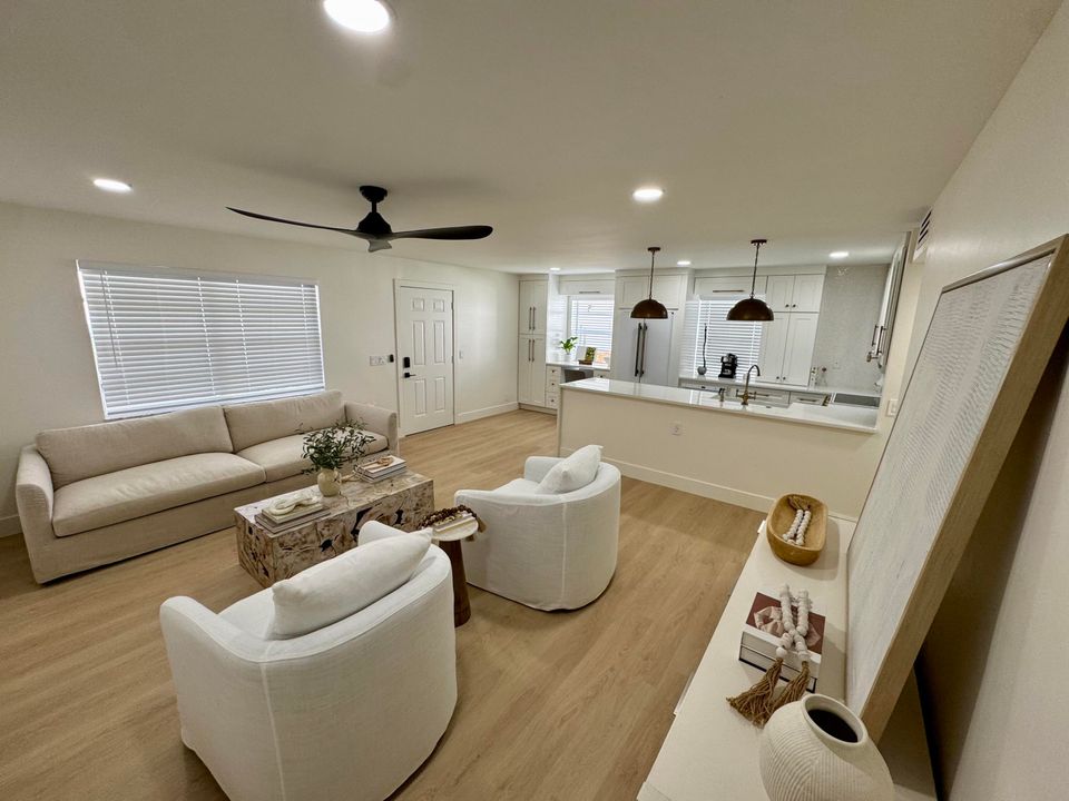 Active With Contract: $249,999 (2 beds, 2 baths, 907 Square Feet)