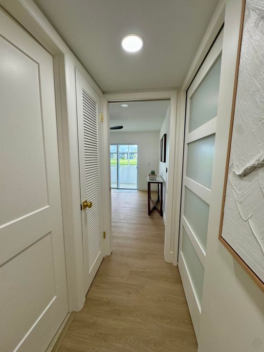 Active With Contract: $249,999 (2 beds, 2 baths, 907 Square Feet)