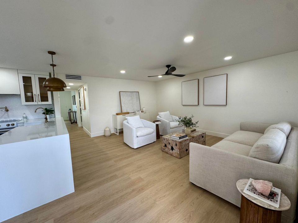 Active With Contract: $249,999 (2 beds, 2 baths, 907 Square Feet)