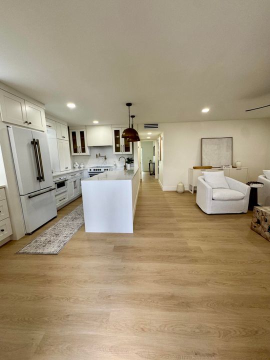 Active With Contract: $249,999 (2 beds, 2 baths, 907 Square Feet)