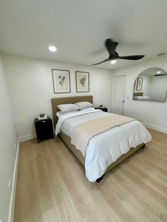 Active With Contract: $249,999 (2 beds, 2 baths, 907 Square Feet)