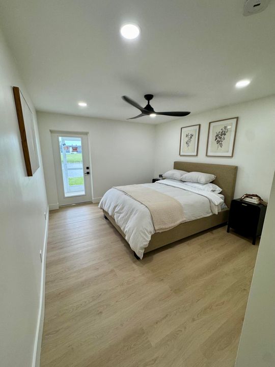 Active With Contract: $249,999 (2 beds, 2 baths, 907 Square Feet)