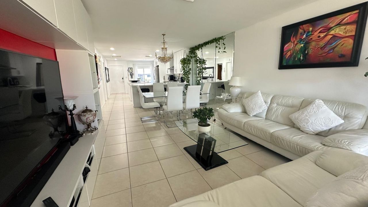 合同活跃: $3,600 (2 贝兹, 2 浴室, 1211 平方英尺)