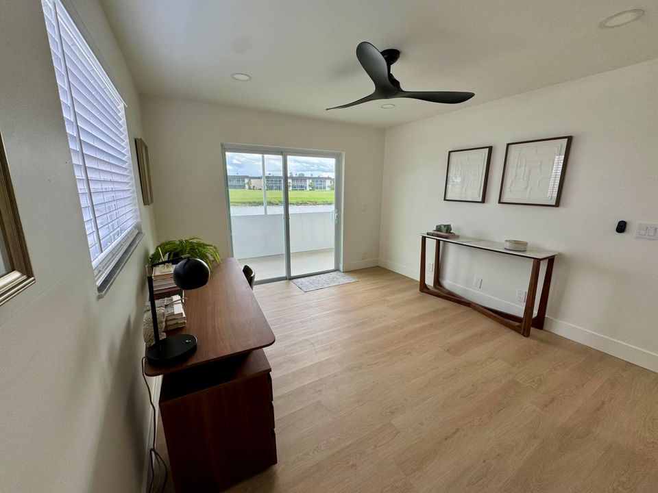 Active With Contract: $249,999 (2 beds, 2 baths, 907 Square Feet)