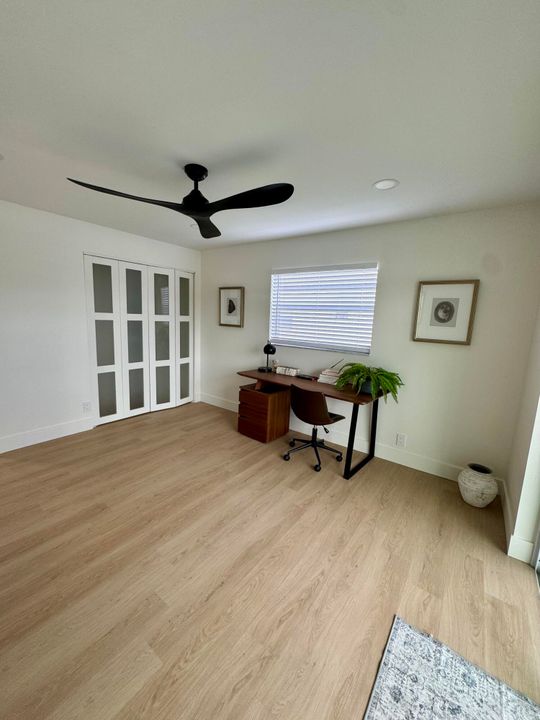 Active With Contract: $249,999 (2 beds, 2 baths, 907 Square Feet)