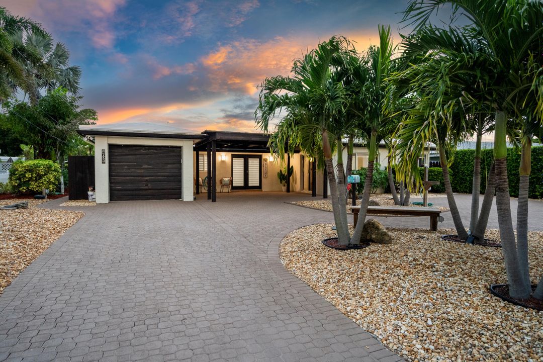 合同活跃: $1,150,000 (4 贝兹, 2 浴室, 1708 平方英尺)