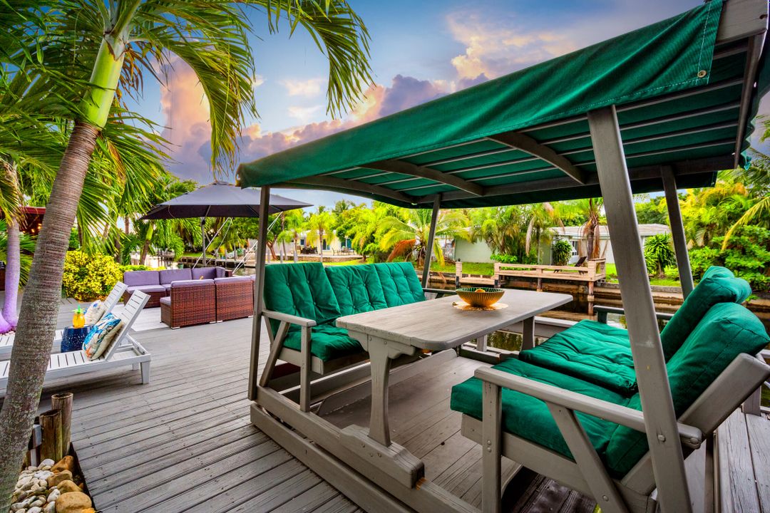 合同活跃: $1,150,000 (4 贝兹, 2 浴室, 1708 平方英尺)