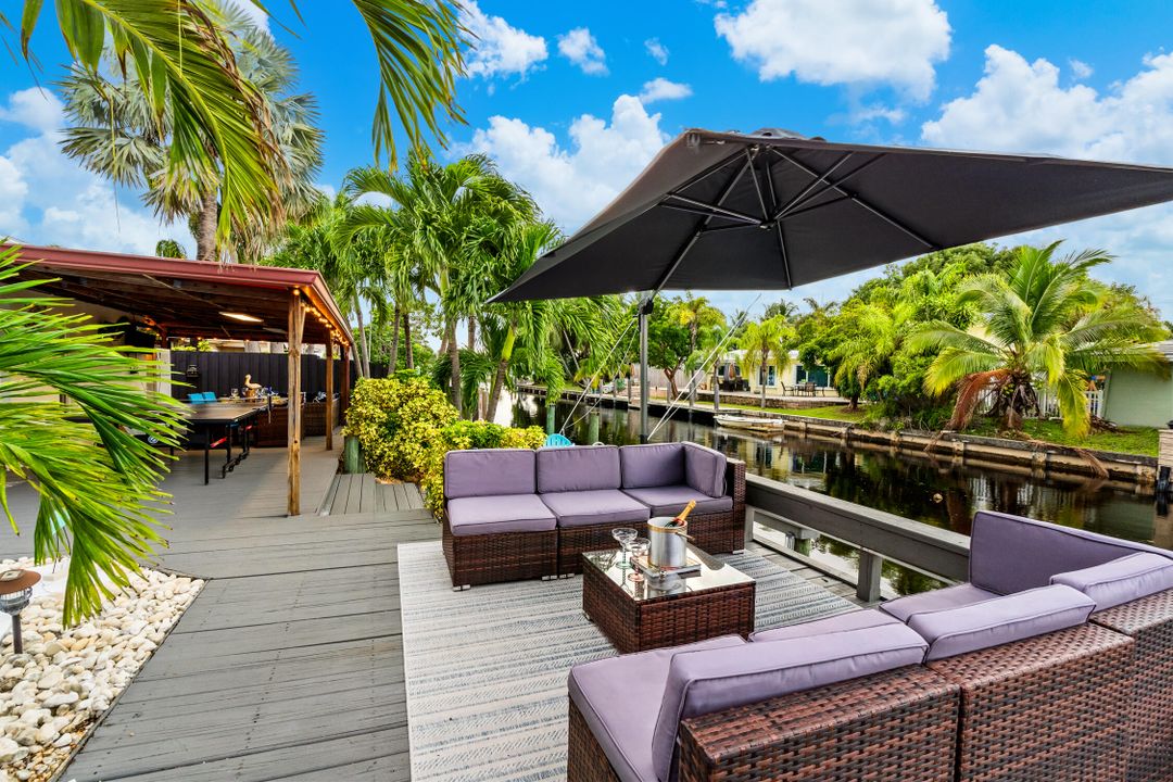 合同活跃: $1,150,000 (4 贝兹, 2 浴室, 1708 平方英尺)