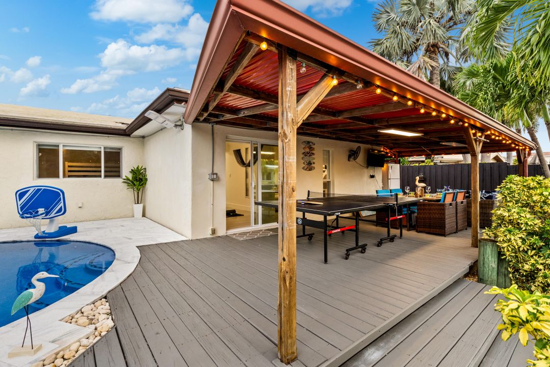 合同活跃: $1,150,000 (4 贝兹, 2 浴室, 1708 平方英尺)