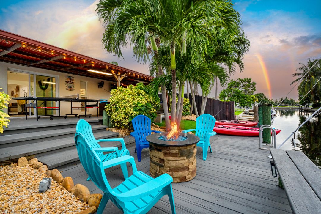 合同活跃: $1,150,000 (4 贝兹, 2 浴室, 1708 平方英尺)