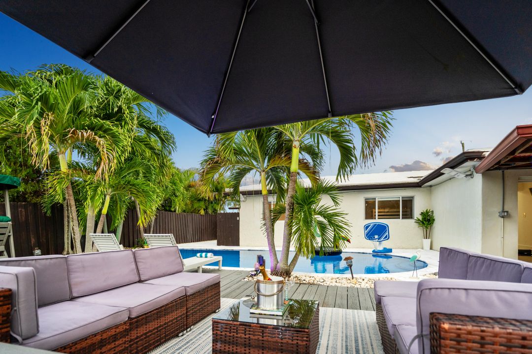 合同活跃: $1,150,000 (4 贝兹, 2 浴室, 1708 平方英尺)