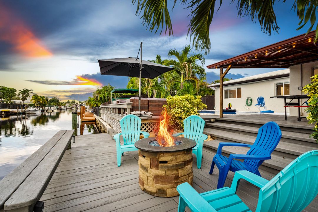 合同活跃: $1,150,000 (4 贝兹, 2 浴室, 1708 平方英尺)