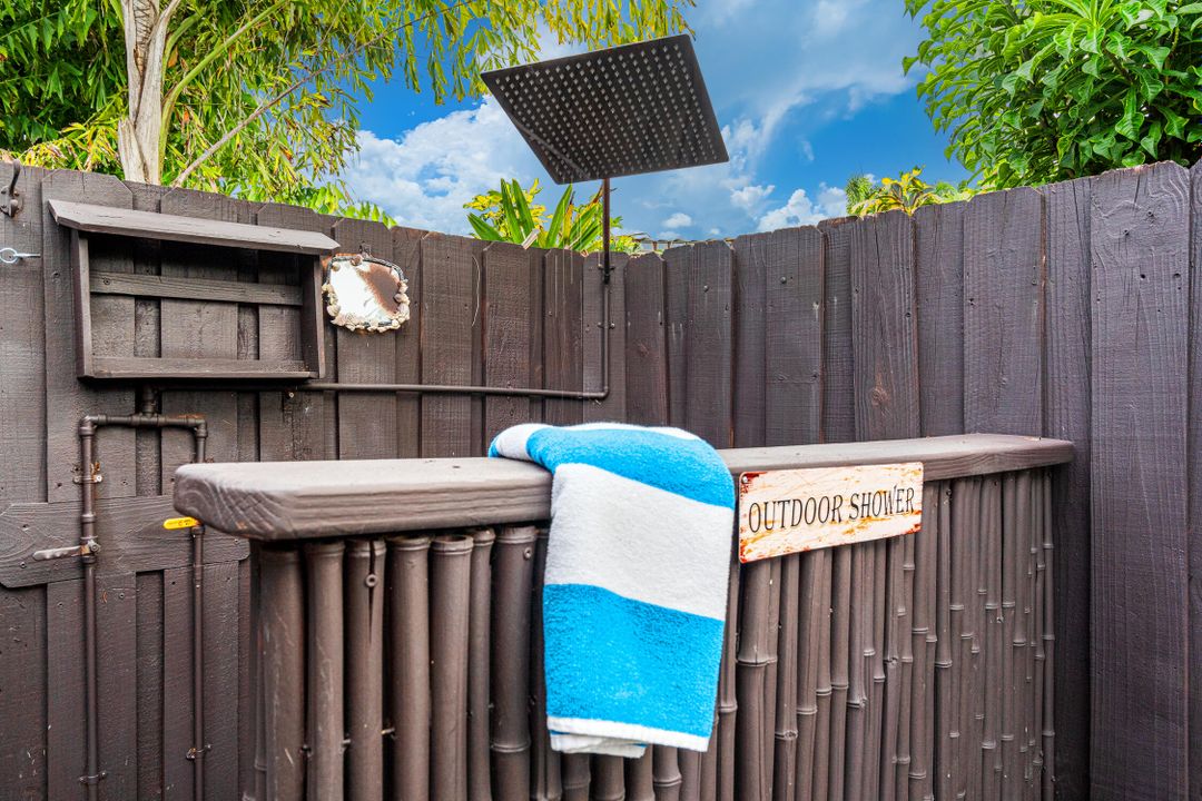 合同活跃: $1,150,000 (4 贝兹, 2 浴室, 1708 平方英尺)