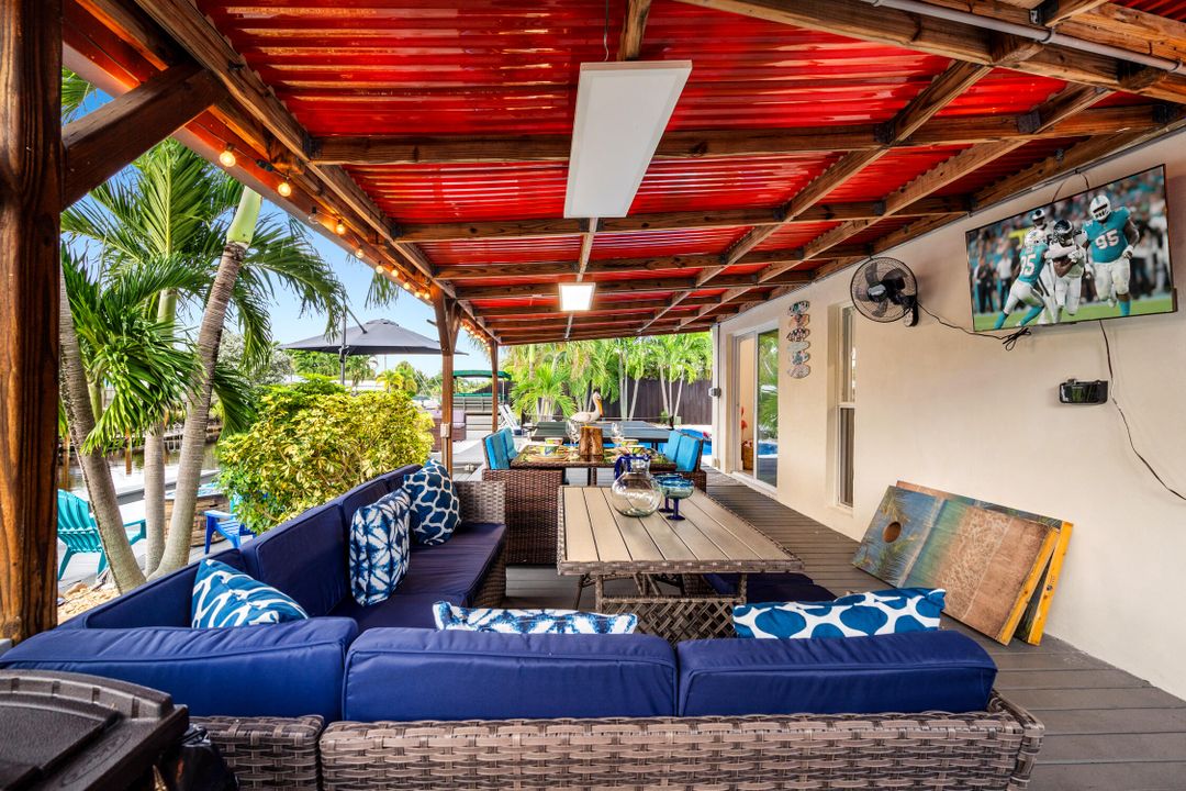 合同活跃: $1,150,000 (4 贝兹, 2 浴室, 1708 平方英尺)