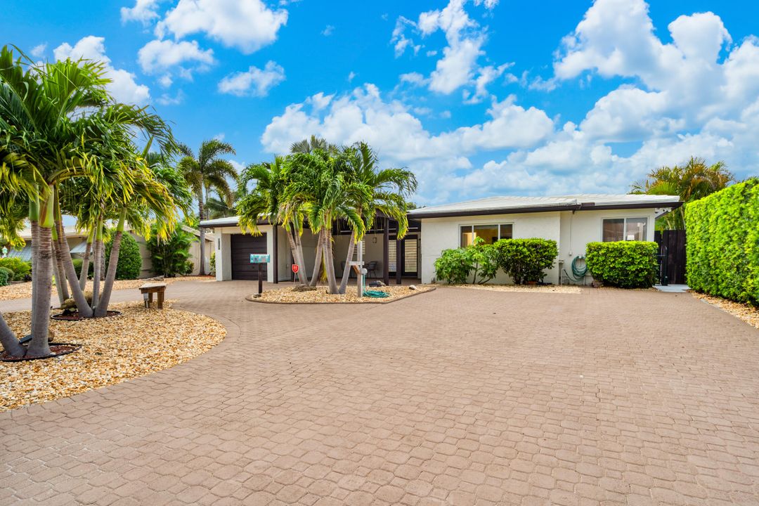 合同活跃: $1,150,000 (4 贝兹, 2 浴室, 1708 平方英尺)