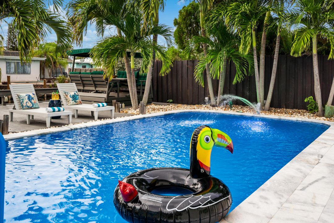 合同活跃: $1,150,000 (4 贝兹, 2 浴室, 1708 平方英尺)