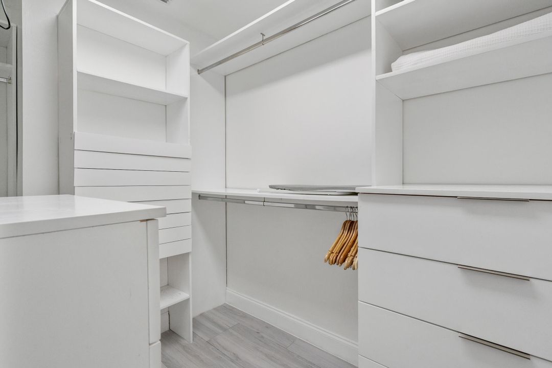 合同活跃: $1,150,000 (4 贝兹, 2 浴室, 1708 平方英尺)