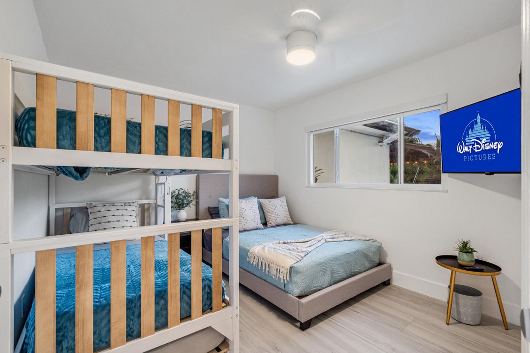 合同活跃: $1,150,000 (4 贝兹, 2 浴室, 1708 平方英尺)