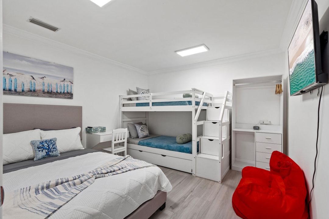 合同活跃: $1,150,000 (4 贝兹, 2 浴室, 1708 平方英尺)