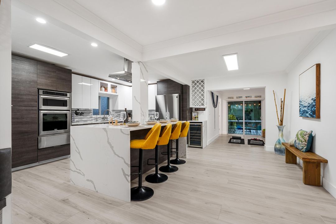 合同活跃: $1,150,000 (4 贝兹, 2 浴室, 1708 平方英尺)