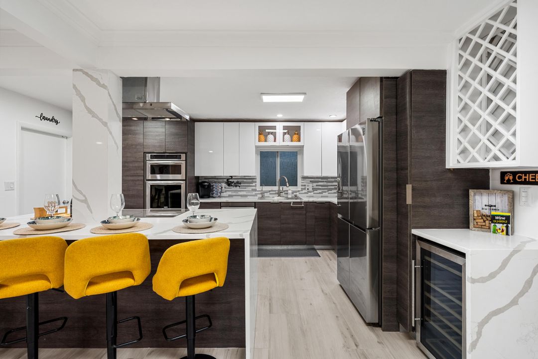 合同活跃: $1,150,000 (4 贝兹, 2 浴室, 1708 平方英尺)