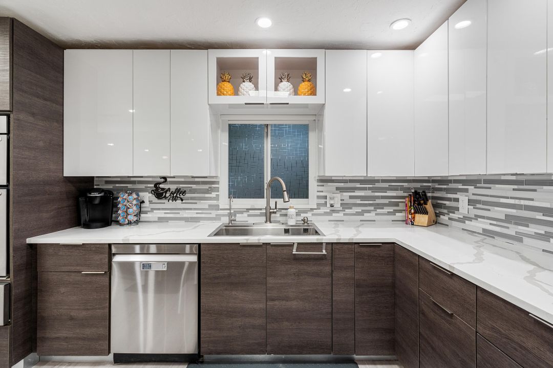 合同活跃: $1,150,000 (4 贝兹, 2 浴室, 1708 平方英尺)