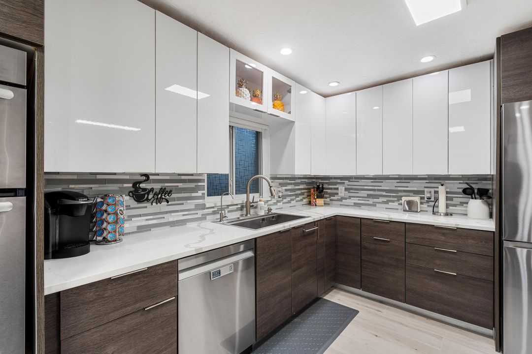 合同活跃: $1,150,000 (4 贝兹, 2 浴室, 1708 平方英尺)