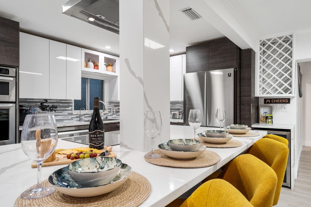 合同活跃: $1,150,000 (4 贝兹, 2 浴室, 1708 平方英尺)