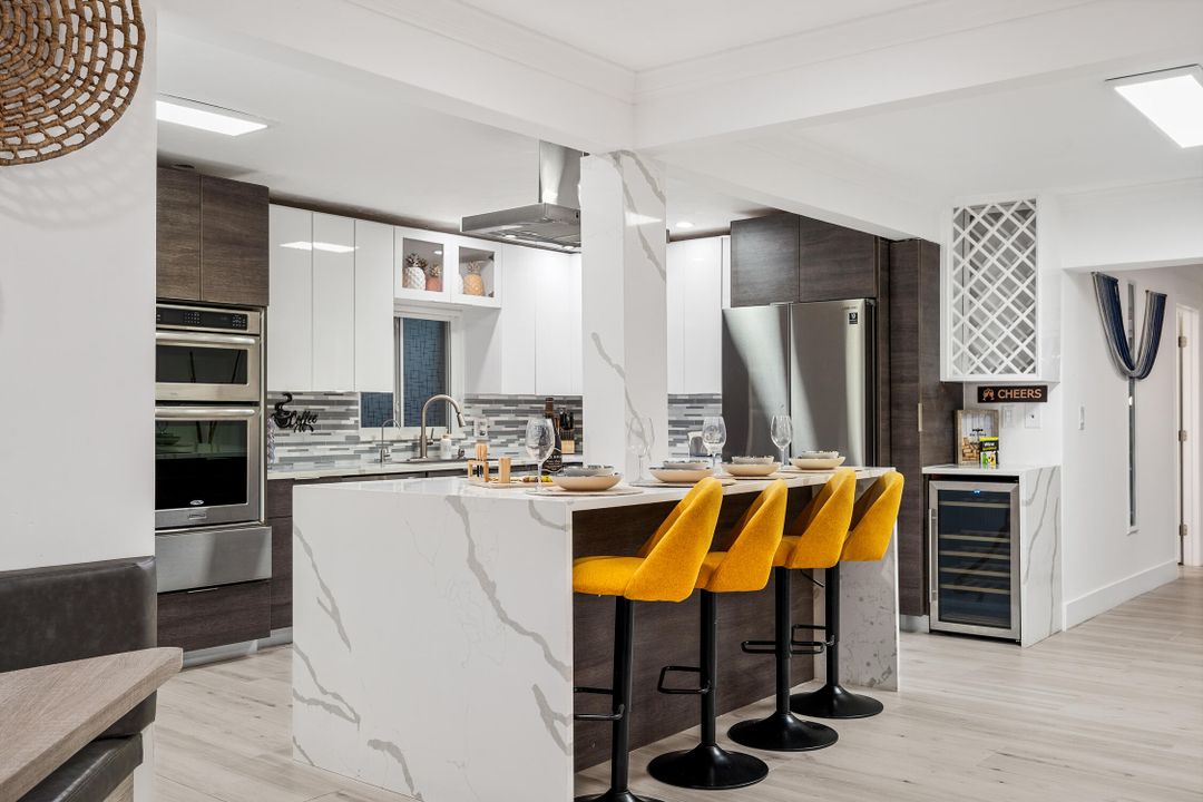 合同活跃: $1,150,000 (4 贝兹, 2 浴室, 1708 平方英尺)