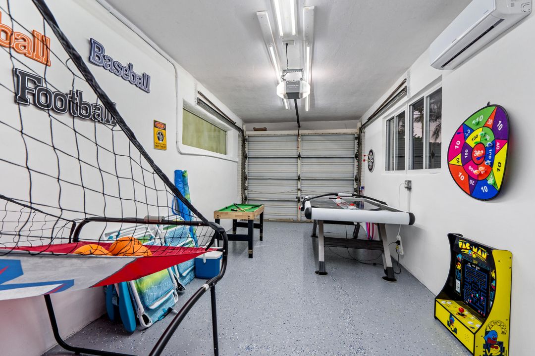 合同活跃: $1,150,000 (4 贝兹, 2 浴室, 1708 平方英尺)