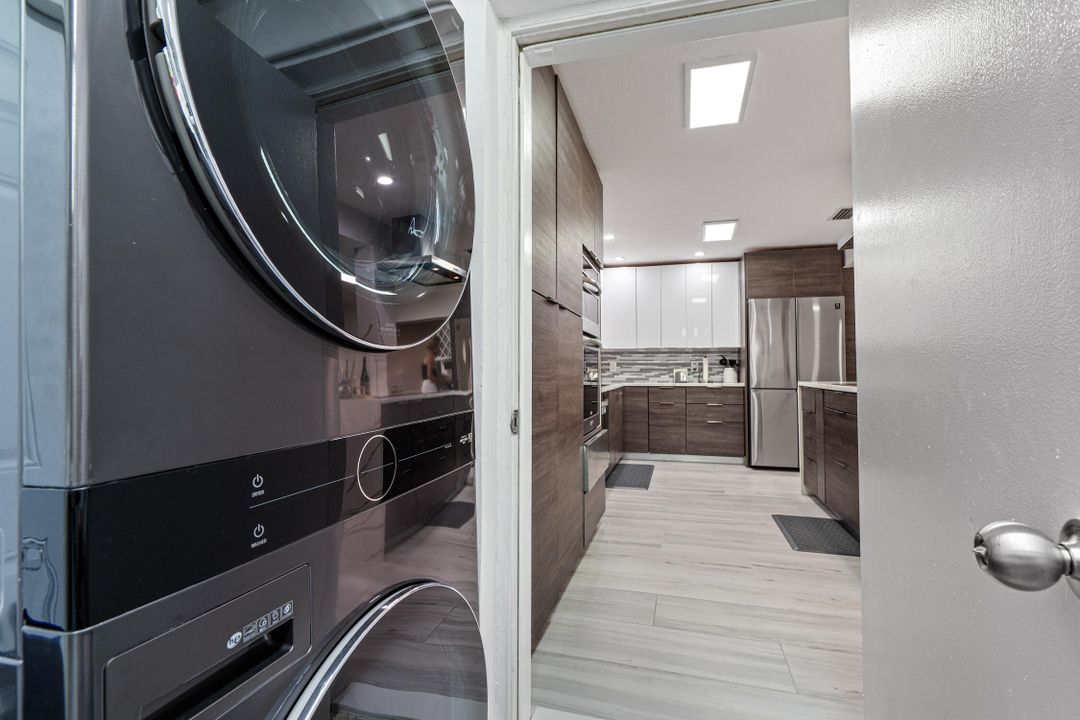 合同活跃: $1,150,000 (4 贝兹, 2 浴室, 1708 平方英尺)