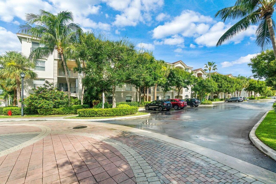 Active With Contract: $230,000 (1 beds, 1 baths, 696 Square Feet)