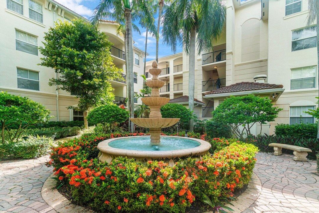 Active With Contract: $230,000 (1 beds, 1 baths, 696 Square Feet)