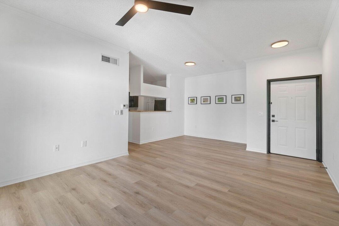 Active With Contract: $230,000 (1 beds, 1 baths, 696 Square Feet)