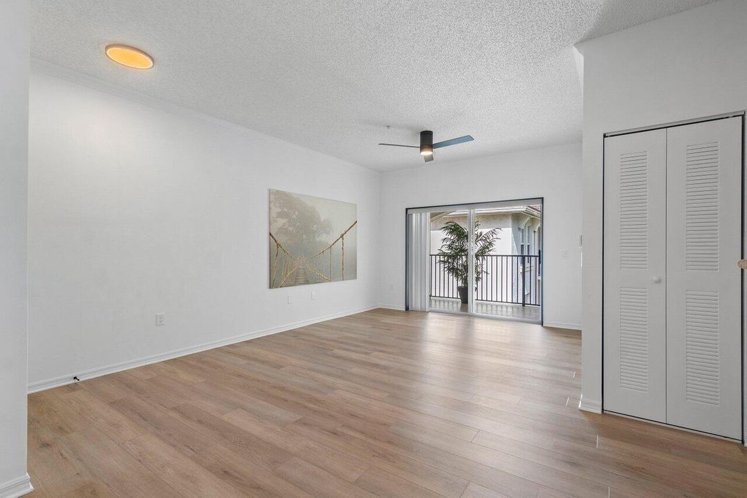 Active With Contract: $230,000 (1 beds, 1 baths, 696 Square Feet)