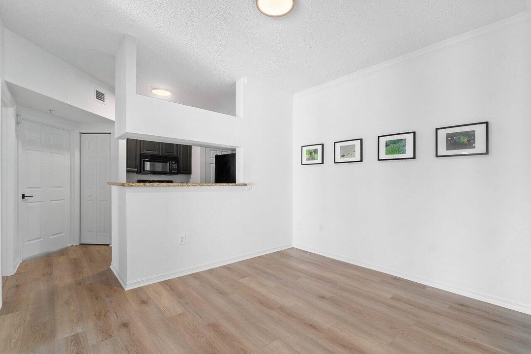 Active With Contract: $230,000 (1 beds, 1 baths, 696 Square Feet)